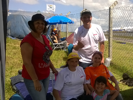 Vinicius Teixeira acompanhado de sua esposa e amigos