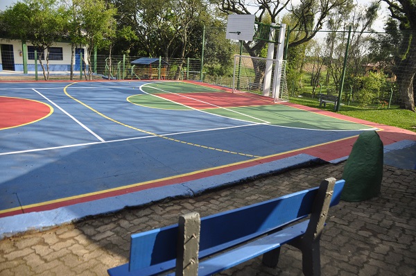 A quadra esportiva foi revitalizada e ao fundo pode-se ver a nova área de ajardinamento