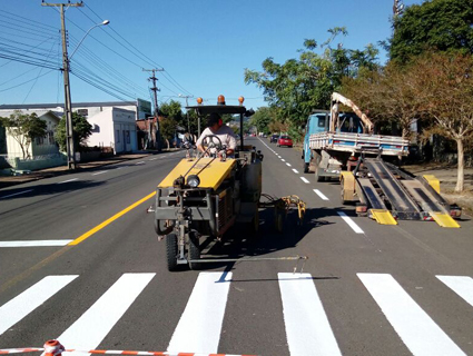 Eixo central e faixas de pedestres foram pintadas na Rua São José