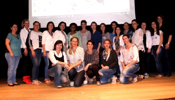 Grupo de pais e professores participou de palestra sobre câncer de mama
