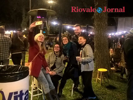 Grupo para um momento para fazer uma selfie