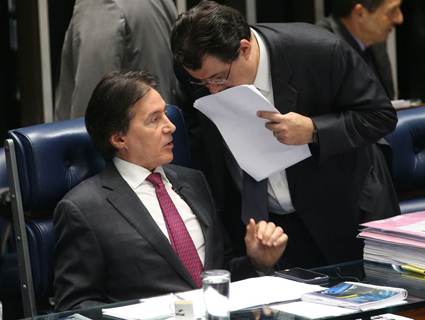 Senador Eun’cio Oliveira (PMDB) presidiu a sess‹o no plen‡rio do Senado ainda na noite de ontem