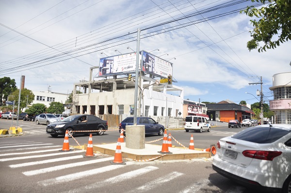 Estrutura que irá receber a sinaleira inteligente já está sendo montada na rua Gaspar Silveira Martins