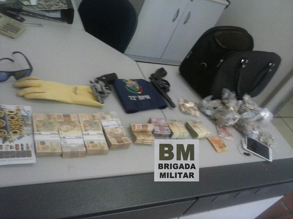 Objetos apreendidos no roubo: Dinheiro, revólveres, jogos de azar e itens do assalto.
