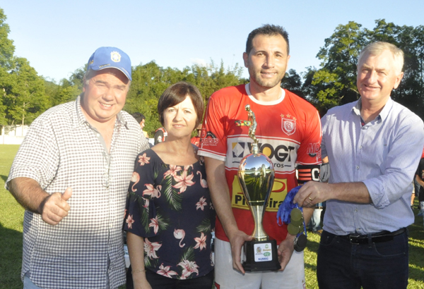 Jair Eich, Sandra Backes, Márcio Nunes (capitão do Sinimbu) e Heitor Petry do Sicredi