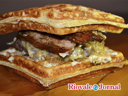 Quadrado, com waffle e sabores deliciosos