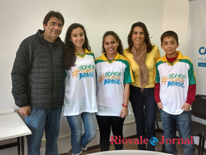 Três estudantes receberam os uniformes que usarão no dia histórico