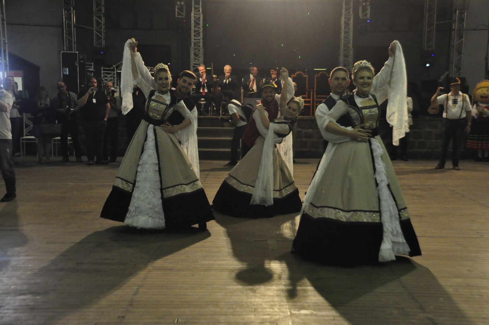 Soberanas dançaram para os presentes