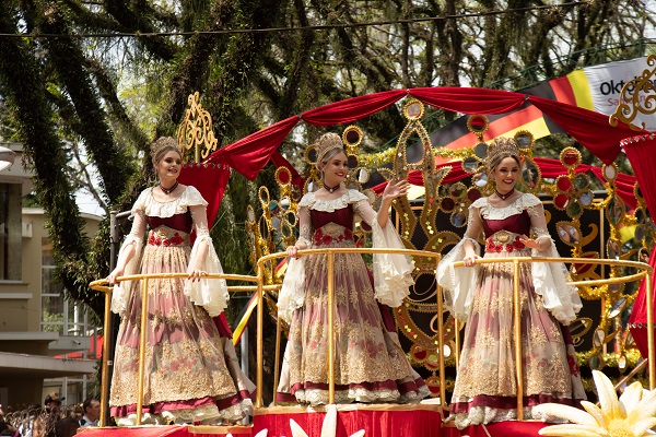 As soberanas da 35ª Oktoberfest Jayne Heck, Ana Paula Bohnen e Graziela Schoeninger