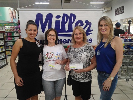 Leni e Zilda (ao centro) receberam os vales de representantes do Ana Nery e do Miller Supermercados