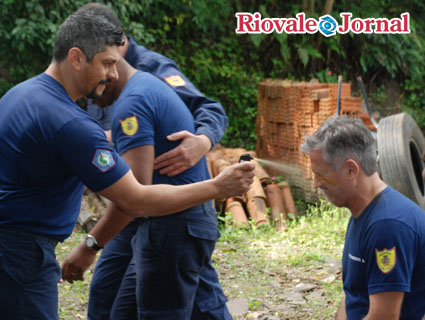 Treinamento faz com que guardas conheçam os efeitos dos agentes químicos como o spray de gengibre