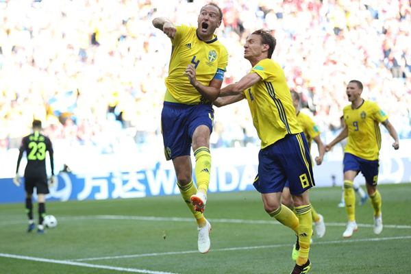 Suecos celebram o gol diante da Coreia do Sul