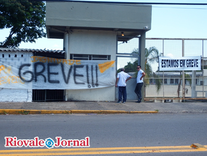 Servidores colocaram faixas em frente ao Presídio Regional sinalizando a greve