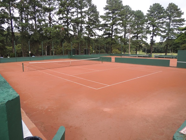 Quadra de Tnis que ser‡ coberta ainda este ano