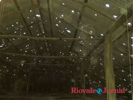 Telhado atingido por granizo: efeito do inverno no RS