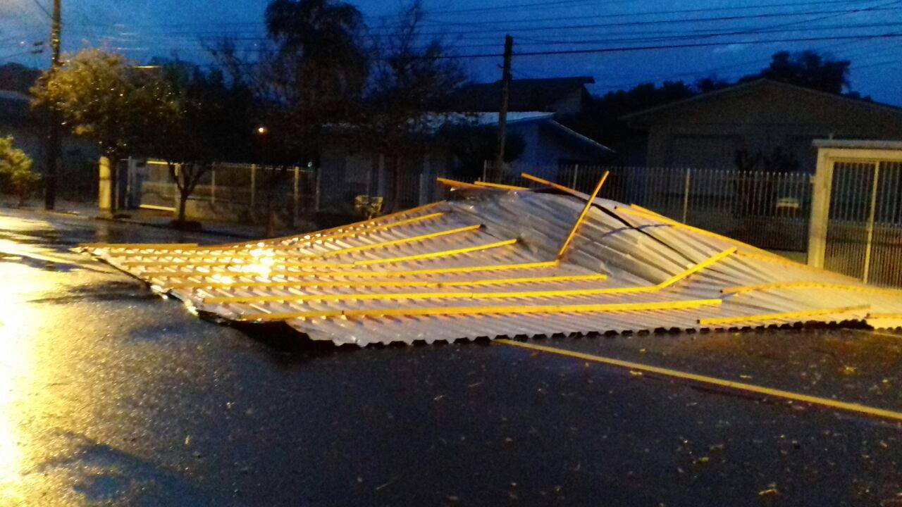 Folha de zinco foi arrancada do Estádio dos Eucaliptos e caiu em cima de veículo estacionado na Rua São José
