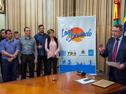 Telmo Kirst fez a apresentação ao lado de autoridades municipais