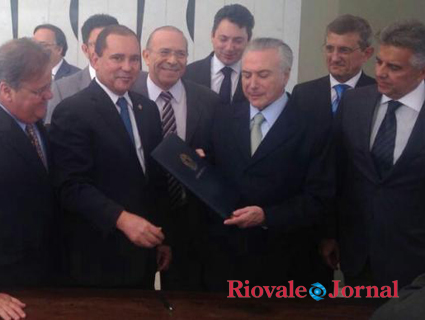 No Pal‡cio do Jaburu, Michel Temer Ž notificado e passa a ser presidente interino