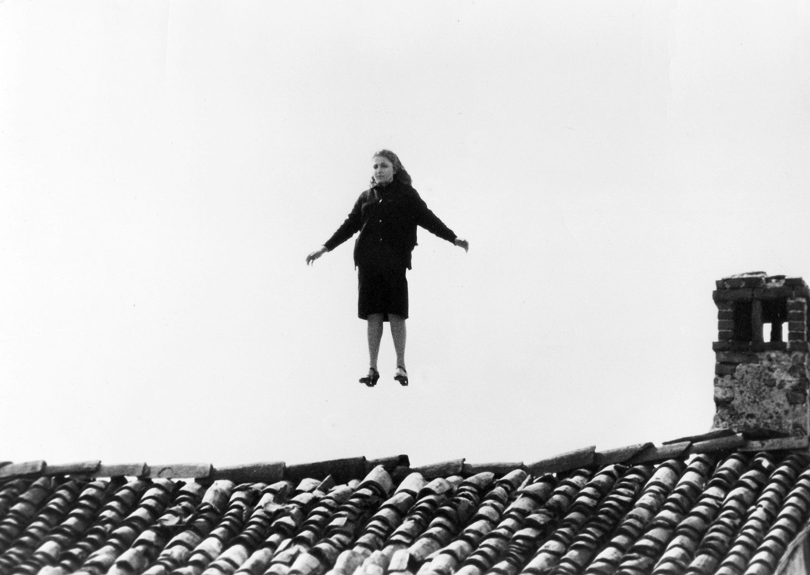 Em Teorema, depois da passagem do misterioso visitante, a empregada passa a levitar