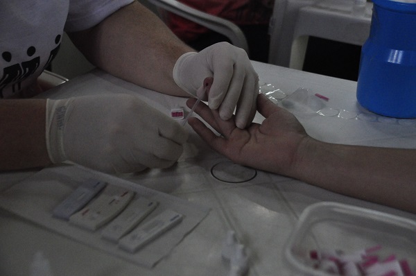 Para fazer o teste, basta uma gotinha de sangue do dedo