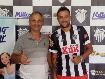 Thiago Saraçol, à direita, com o presidente do FC Santa Cruz, Sérgio Pilz