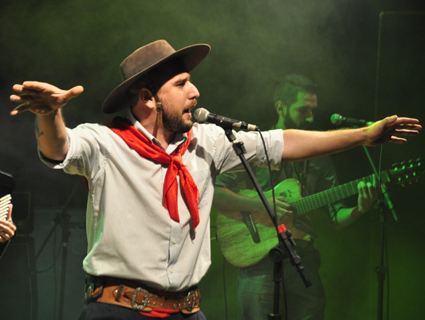 Tiago Souza cantou a música vencedora do festival