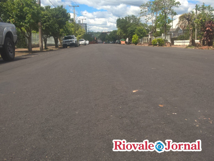 Rua Tiradentes recebeu uma camada fina de asfalto para ficar mais regular antes do asfaltamento definitivo