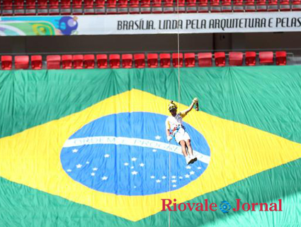 Subtenente do Corpo de Bombeiros do DF desce de rapel com a chama olímpica no Estádio Nacional Mané Garrincha
