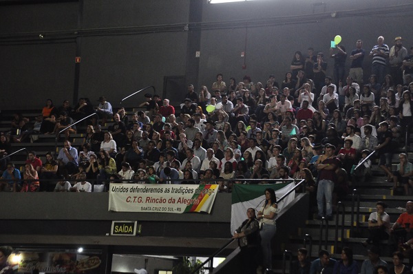 Dançarinos foram acompanhados e aplaudidos por sua torcida