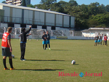 Técnico Leco (com o braço erguido) orientou trabalhos de bola parada na manhã desta terça-feira
