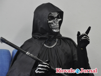 Mensageiro das Trevas espalha o bem por onde passa