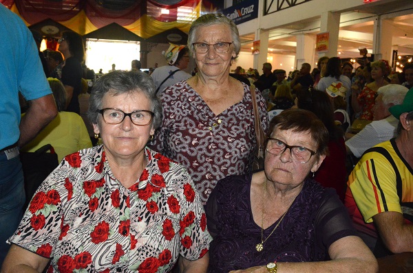 Edi Maria Schlesener (à esq) com a mãe (meio) e a sogra (à dir)