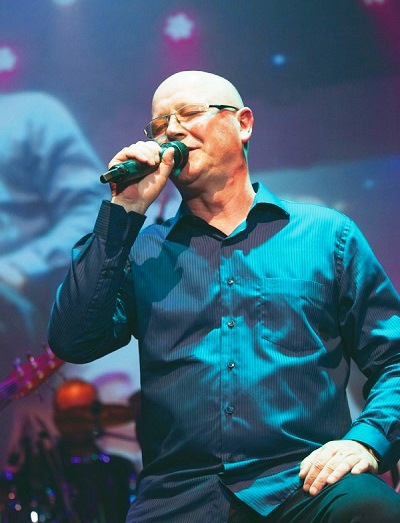 Uli Assmann é o vocalista do tributo 