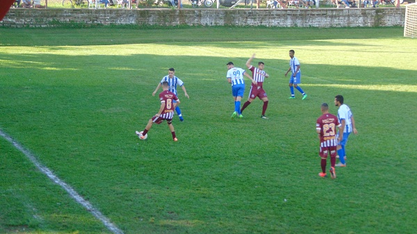 Unidos da Villa (uniforme cor de vinho) manteve os 100% de aproveitamento no campeonato