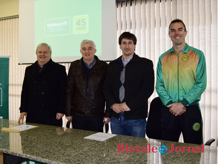 Diretor de Marketing da Unimed VTRP, Carlos Rech, e o vice-presidente da cooperativa, Neori José Gusson, com o presidente da AMO, João Beltrame e o atleta Fabiano Peçanha