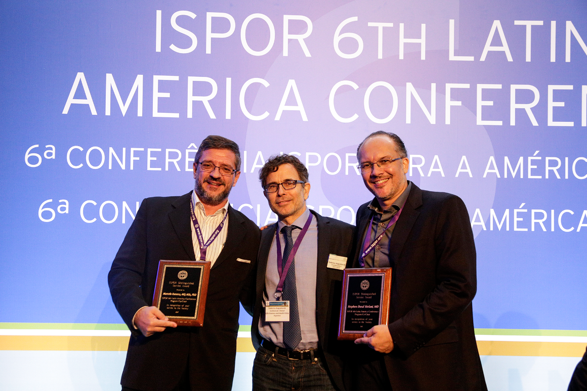 Dr. Stephen Stefani (à direita) recebeu do presidente eleito da ISPOR, Federico Augustovski (centro), o ISPOR Distinguished Service Award