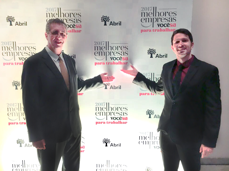 O Coordenador de Desenvolvimento Humano, Fábio Loreto, e o Diretor de Operações da Unimed VTRP, médico Rogério Miguel Zingano participaram da cerimônia em São Paulo