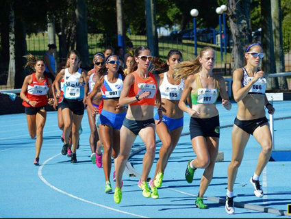 Jaqueline, segunda da direita para a esquerda na foto, é atleta da AMO/Unimed