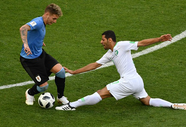 Uruguai (de uniforme celeste e preto) derrotou a Arábia Saudita por 1 a 0