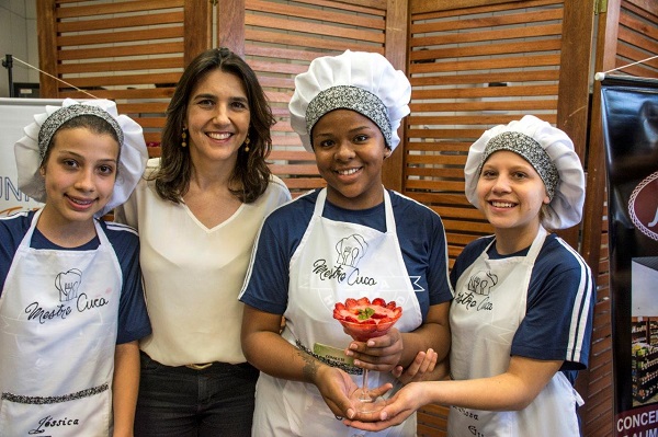 Jéssica da Rosa, Marielly Santos da Cruz e Larissa Oliveira de Carvalho, as vencedoras, ao lado da Secretária de Educação, Jaqueline Marques