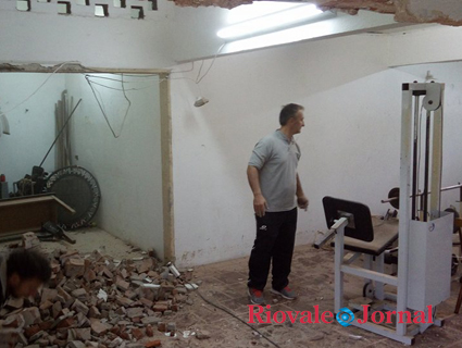 Presidente do FC Santa Cruz, Sérgio Pilz, acompanha atentamente os trabalhos de ampliação