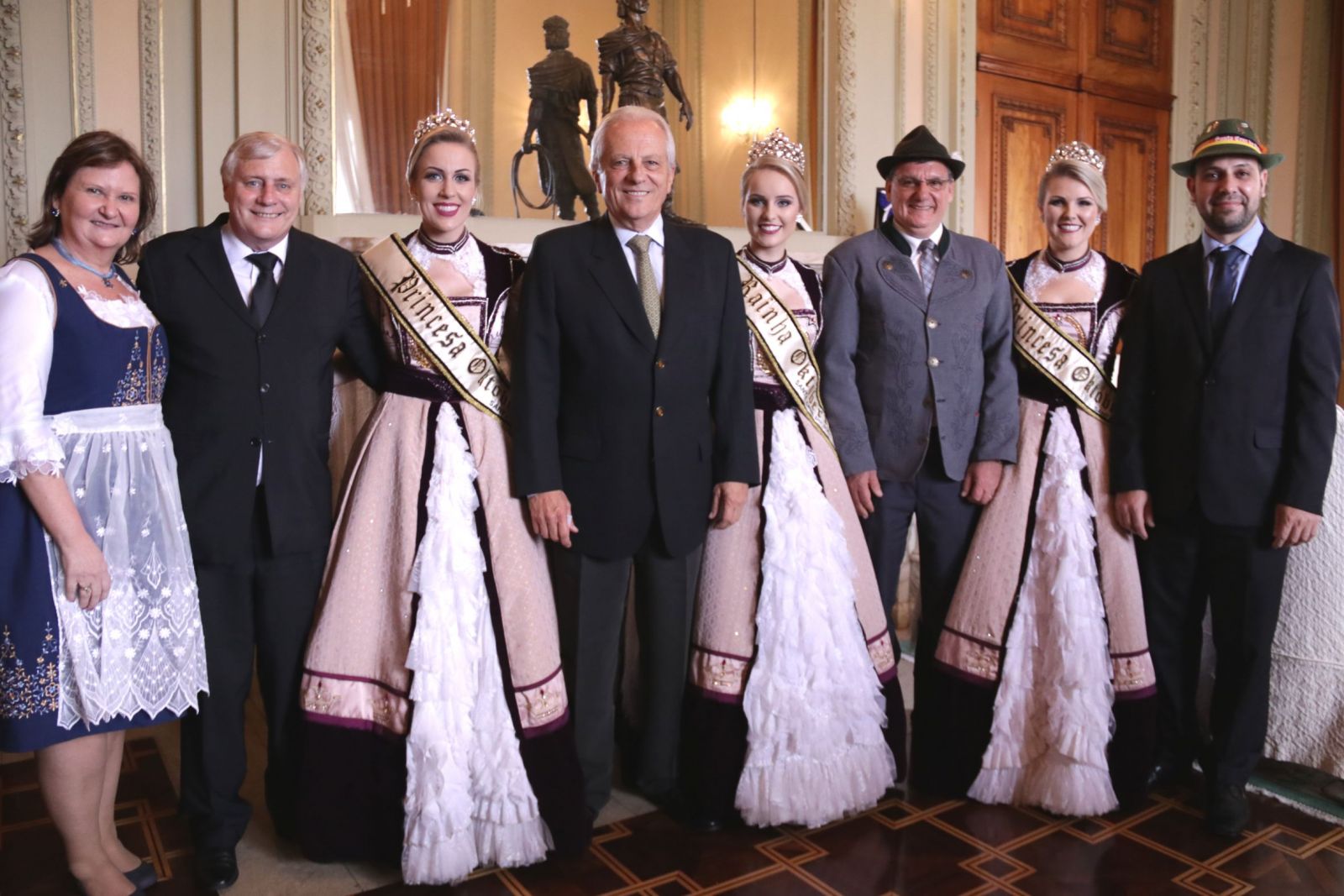 Comitiva com o vice-governador, José Paulo Cairoli (ao centro)