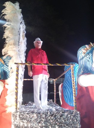 Imperadores do Ritmo - Fernando Vilela, homenageado da escola, desfilou no último carro alegórico