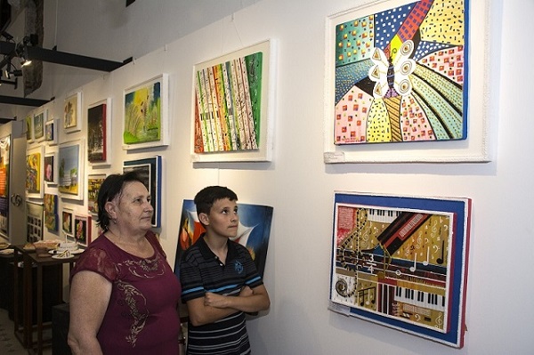 O artista Vitor Parreira e a avó Enedina Fátima da Silva