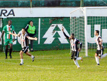 Camisa 9 William Campos, à esquerda na foto, estará de volta ao Santa Cruz