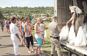 Brigada Militar entrega cestas básicas a 100 famílias do Bom Jesus