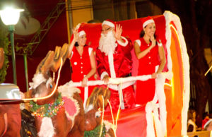 Desfile natalino encanta o público