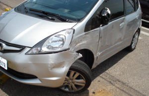 Carro e ônibus colidem em sinaleira