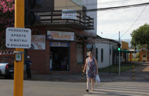 Município recebe primeiro semáforo manual para pedestres