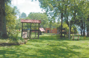 Uma grande estrutura em meio à natureza